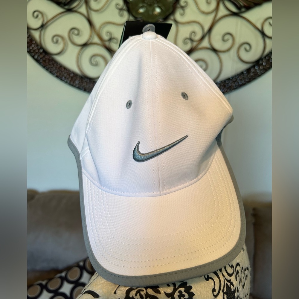 Nike hat nwt white
